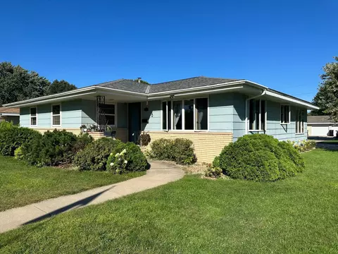 971 Scott St S, Shakopee, MN 55379