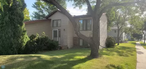 2912 27th St S, Fargo, ND 58103