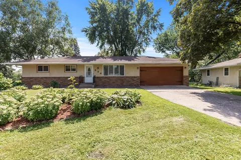 654 Grandview Ave W, Roseville, MN 55113