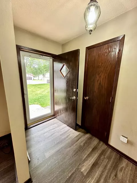 216 Carrow Cir, Marshall, MN 56258 photo 3