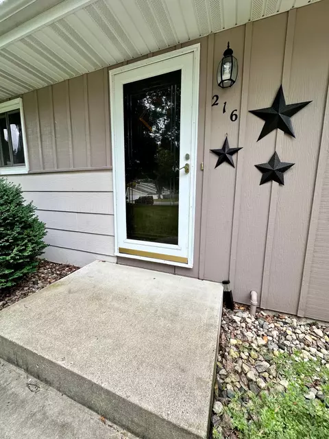 216 Carrow Cir, Marshall, MN 56258 photo 2