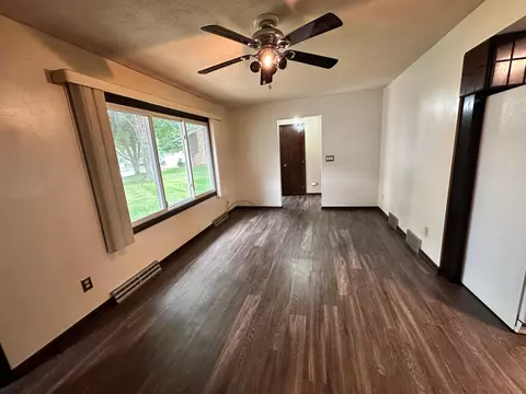 216 Carrow Cir, Marshall, MN 56258 photo 4