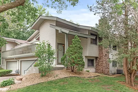 9639 Hampshire Ln, Eden Prairie, MN 55347