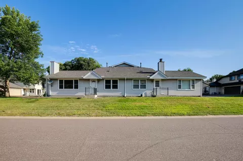 6746 Gretchen Ct N, Oakdale, MN 55128