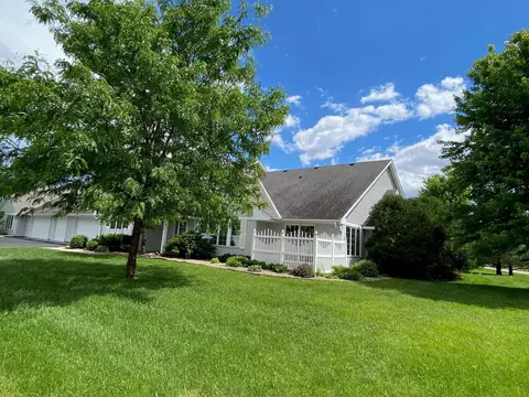 2144 Rolling Green Ln, North Mankato, MN 56003