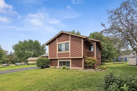 664 Dresden Dr, Chaska, MN 55318 photo 2