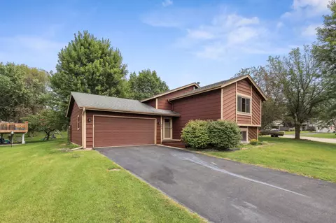 664 Dresden Dr, Chaska, MN 55318 photo 3