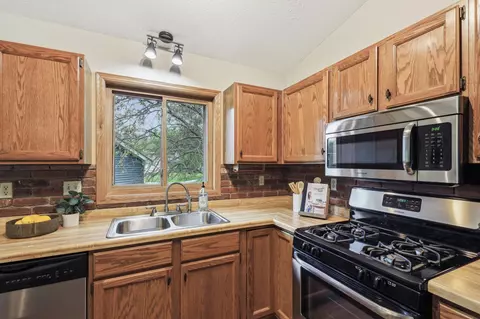 664 Dresden Dr, Chaska, MN 55318 photo 13