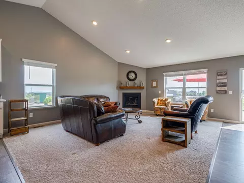 1425 Amberglen Cir, Shakopee, MN 55379
