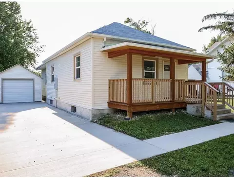 202 S 4th St, Beaver Creek, MN 56116