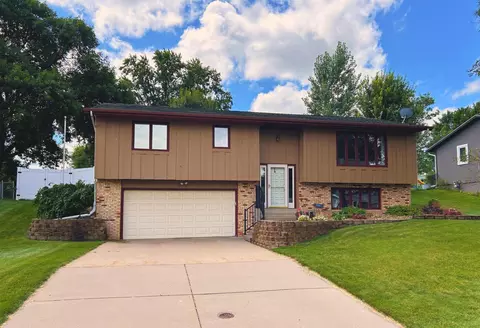 1409 Honeysuckle Ln, Hastings, MN 55033