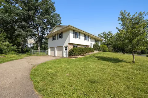 1305 Wilderness Run Dr, Eagan, MN 55123 photo 2