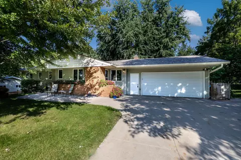 4261 Queens Way, Minnetonka, MN 55345