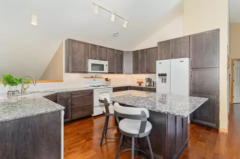 6704 Folkestone Rd #112, Apple Valley, MN 55124