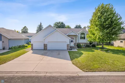 2619 N River Dr, Moorhead, MN 56560