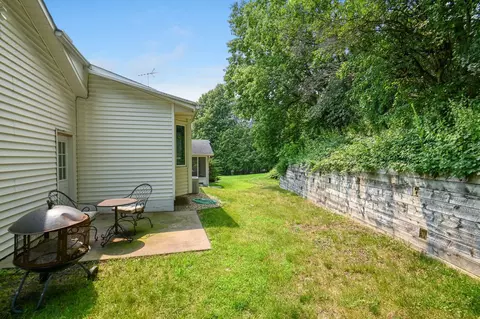 2204 Horizon Pl, Burnsville, MN 55337