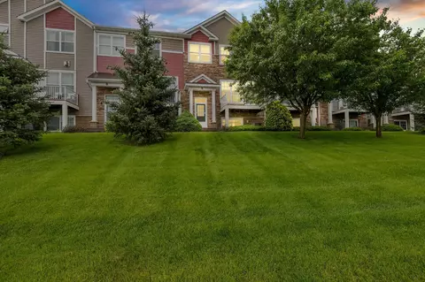1862 Colonial Ln #4, Chanhassen, MN 55317