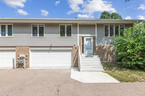 517 Ravoux Rd, Chaska, MN 55318