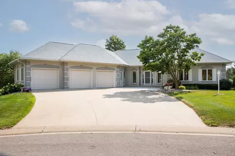 973 E 15th St, Saint Charles, MN 55972