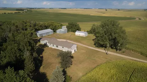 21699 350th St, Belview, MN 56214