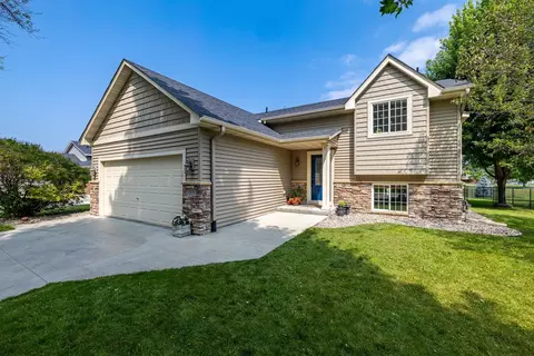 1004 Lacy Ln, Belle Plaine, MN 56011