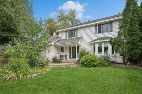 9619 Woodridge Dr, Eden Prairie, MN 55347
