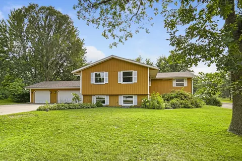 100 Elm Dr, Carver, MN 55315