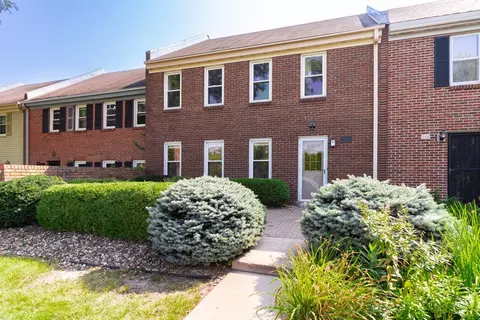 590 Maple Park Dr, Mendota Heights, MN 55118