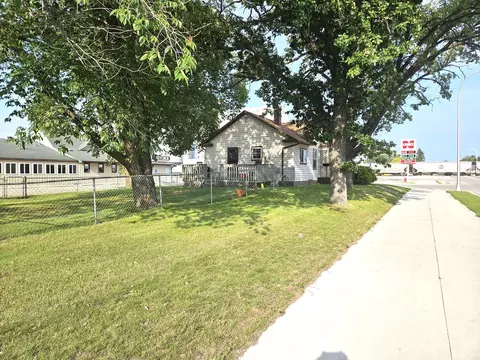 317 8th St E, Thief River Falls, MN 56701 photo 2