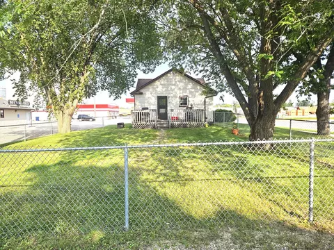 317 8th St E, Thief River Falls, MN 56701 photo 3