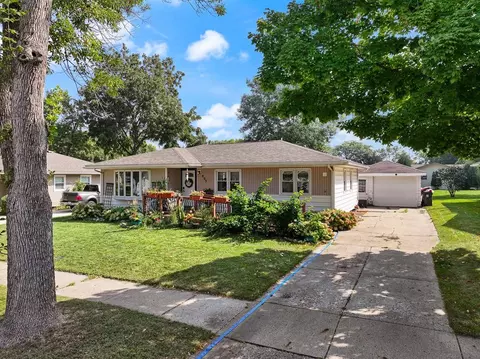 805 Brian St, Marshall, MN 56258 photo 2