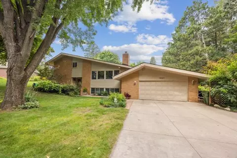 1927 Gluek Ln, Roseville, MN 55113