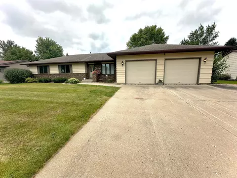 1279 Maplewood Dr, Worthington, MN 56187