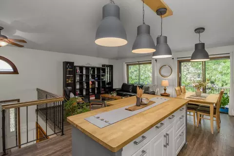 711 Evergreen Ct, Burnsville, MN 55337
