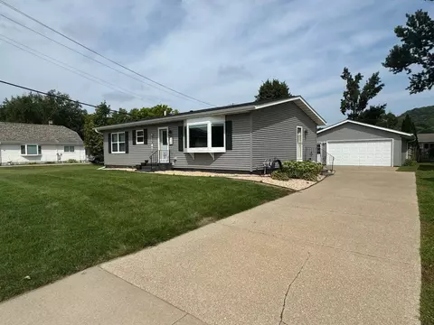 338 N 2nd St, La Crescent, MN 55947