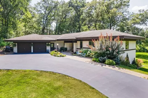 37 Deer Hills Dr, North Oaks, MN 55127