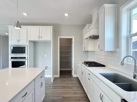 4710 Devonshire Ln, Chaska, MN 55318 photo 8