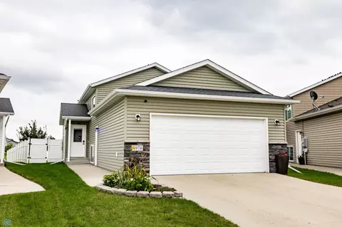 4974 55th St S, Fargo, ND 58104