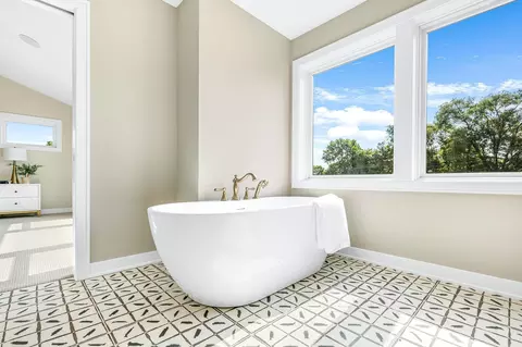 Bath - 4010 Haven Woods Ct, Eagan, MN 55123 photo 4 of 10