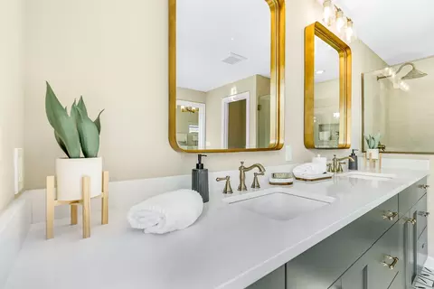 Bath - 4010 Haven Woods Ct, Eagan, MN 55123 photo 6 of 10