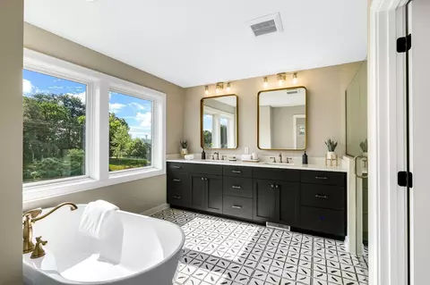 Bath - 4010 Haven Woods Ct, Eagan, MN 55123 photo 2 of 10