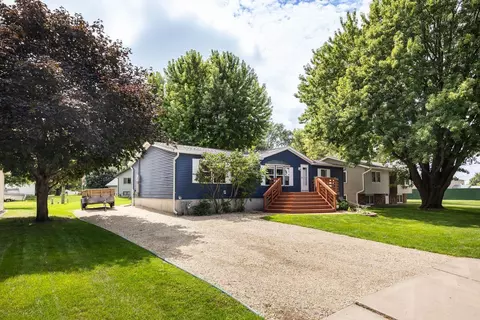 605 4th St SE, Dodge Center, MN 55927