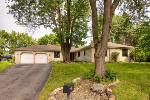 401 Reflection Rd, Apple Valley, MN 55124 photo 2