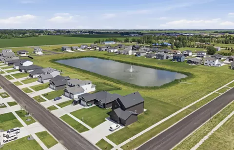 10242 73rd St S, Horace, ND 58047