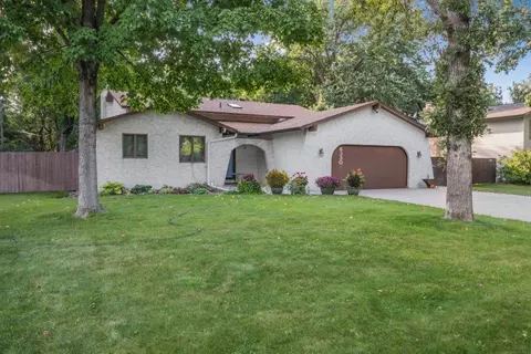 8330 Knollwood Dr, Mounds View, MN 55112