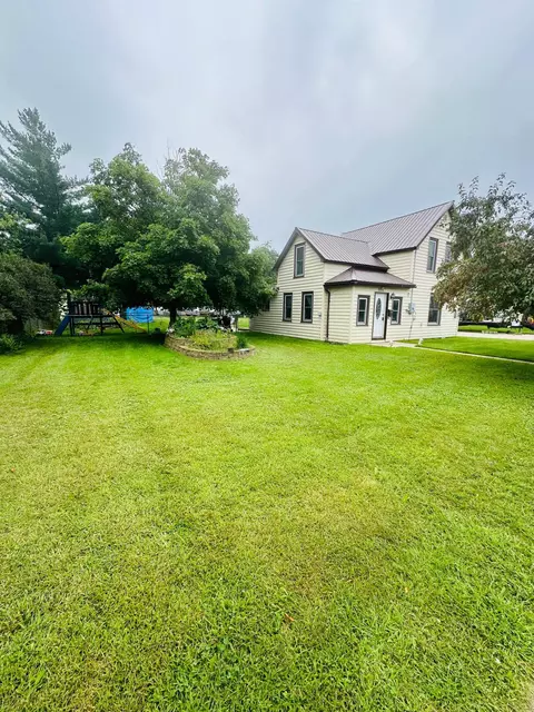 207 Lake Ave S, Paynesville, MN 56362