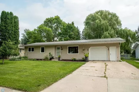 2706 12th St S, Fargo, ND 58103