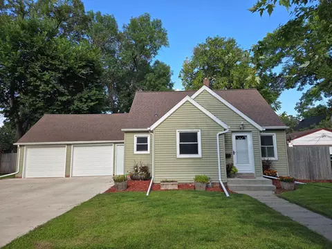 417 3rd St SE, Willmar, MN 56201