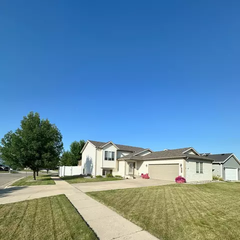 963 38 12 Ave W, West Fargo, ND 58078