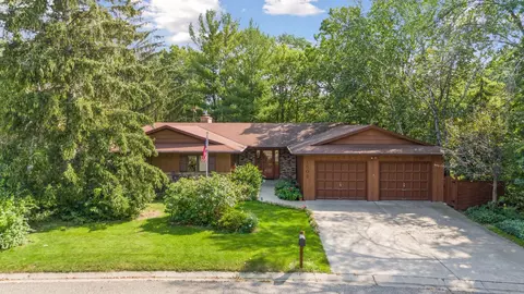 1505 Sunshine Ct, Chaska, MN 55318